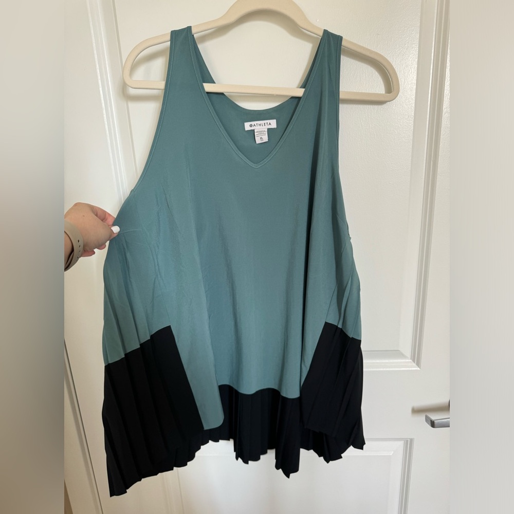 Athleta Swing Forward Pleated Tank Size XL NWT